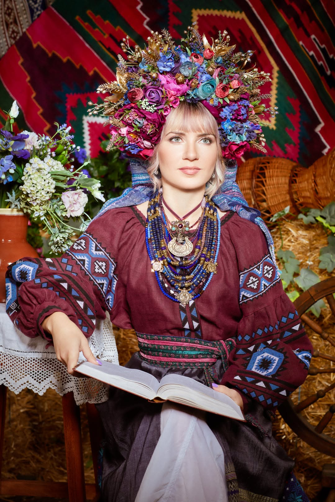 Катерина Кобец в украинском венке и вышиванке с открытой книгой